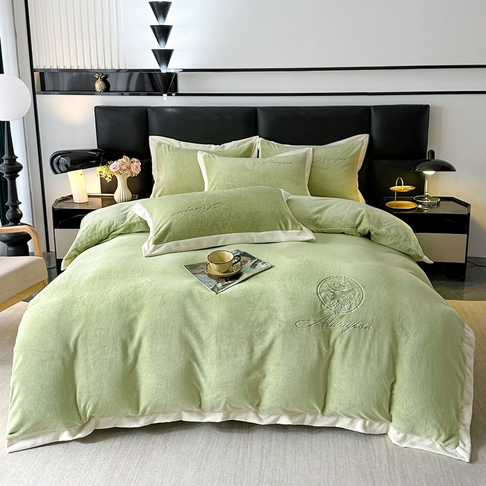 91家纺网 家纺一手货源 找家纺 梓之赫 2025新款全消光雕花绒牛奶绒刺绣四件套-香颂 香颂-豆绿