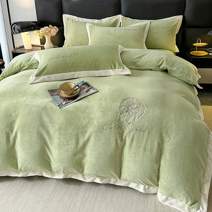 91家纺网 家纺一手货源 找家纺 梓之赫 2025新款全消光雕花绒牛奶绒刺绣四件套-香颂 香颂-豆绿