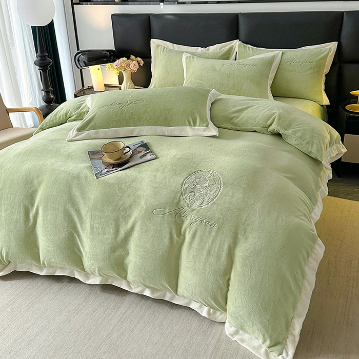 91家纺网 家纺一手货源 找家纺 梓之赫 2025新款全消光雕花绒牛奶绒刺绣四件套-香颂 香颂-豆绿