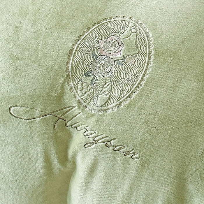 91家纺网 家纺一手货源 找家纺 梓之赫 2025新款全消光雕花绒牛奶绒刺绣四件套-香颂 香颂-豆绿