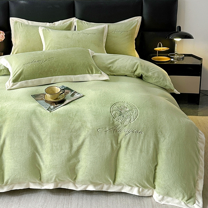 91家纺网 家纺一手货源 找家纺 梓之赫 2025新款全消光雕花绒牛奶绒刺绣四件套-香颂 香颂-豆绿