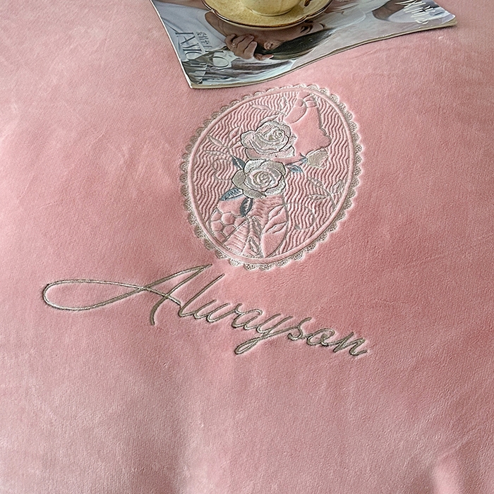 91家纺网 家纺一手货源 找家纺 梓之赫 2025新款全消光雕花绒牛奶绒刺绣四件套-香颂 香颂-豆沙