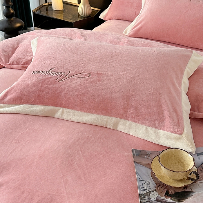 91家纺网 家纺一手货源 找家纺 梓之赫 2025新款全消光雕花绒牛奶绒刺绣四件套-香颂 香颂-豆沙