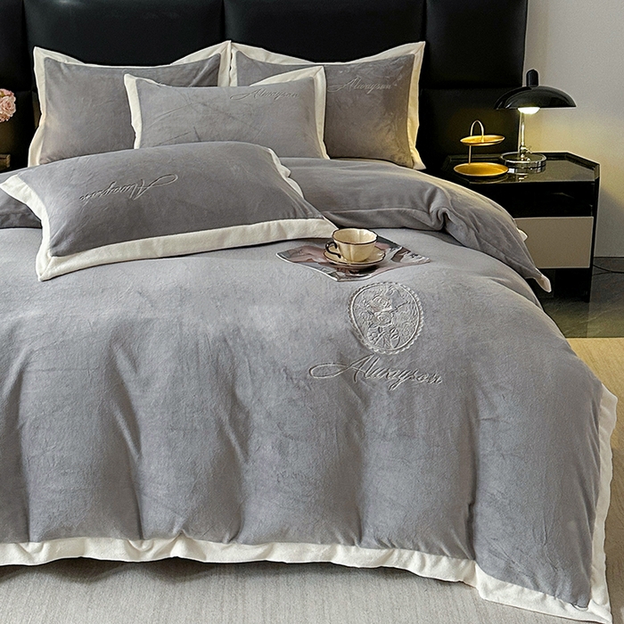 91家纺网 家纺一手货源 找家纺 梓之赫 2025新款全消光雕花绒牛奶绒刺绣四件套-香颂 香颂-灰色