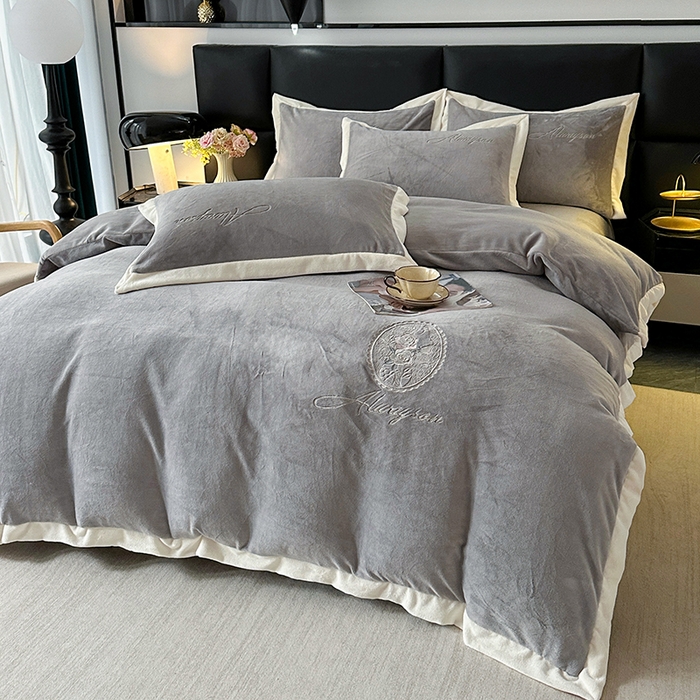 91家纺网 家纺一手货源 找家纺 梓之赫 2025新款全消光雕花绒牛奶绒刺绣四件套-香颂 香颂-灰色