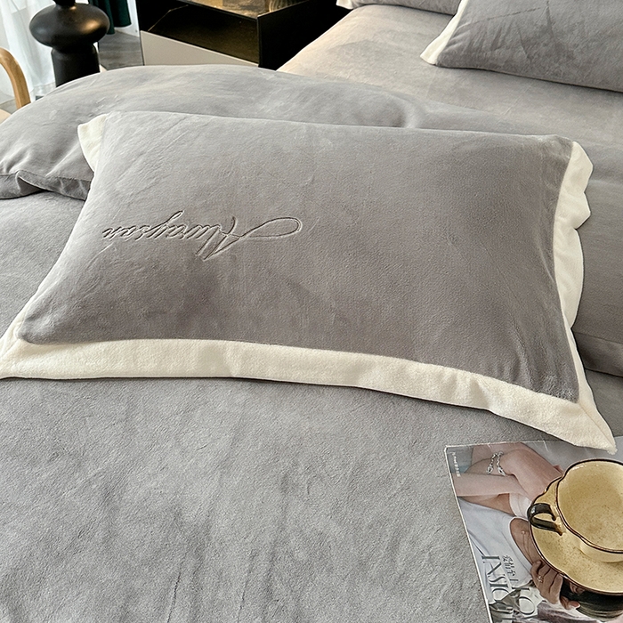 91家纺网 家纺一手货源 找家纺 梓之赫 2025新款全消光雕花绒牛奶绒刺绣四件套-香颂 香颂-灰色