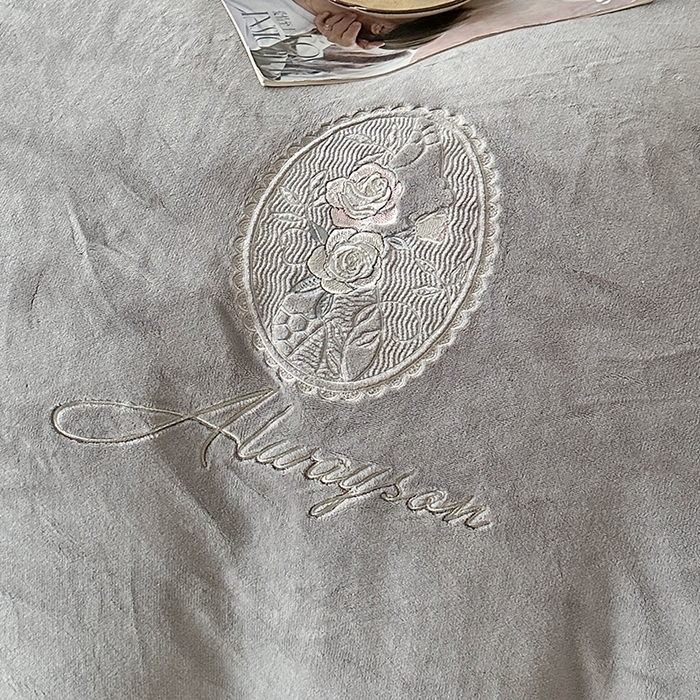 91家纺网 家纺一手货源 找家纺 梓之赫 2025新款全消光雕花绒牛奶绒刺绣四件套-香颂 香颂-灰色