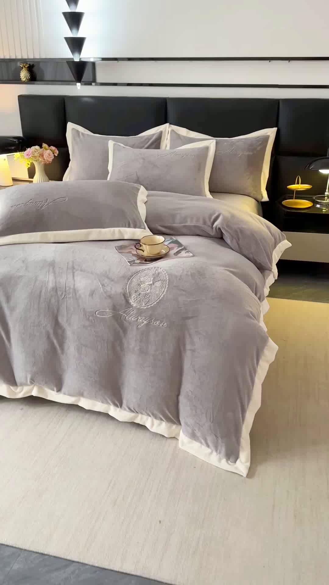 91家纺网 家纺一手货源 找家纺 梓之赫 2025新款全消光雕花绒牛奶绒刺绣四件套-香颂 香颂-灰色