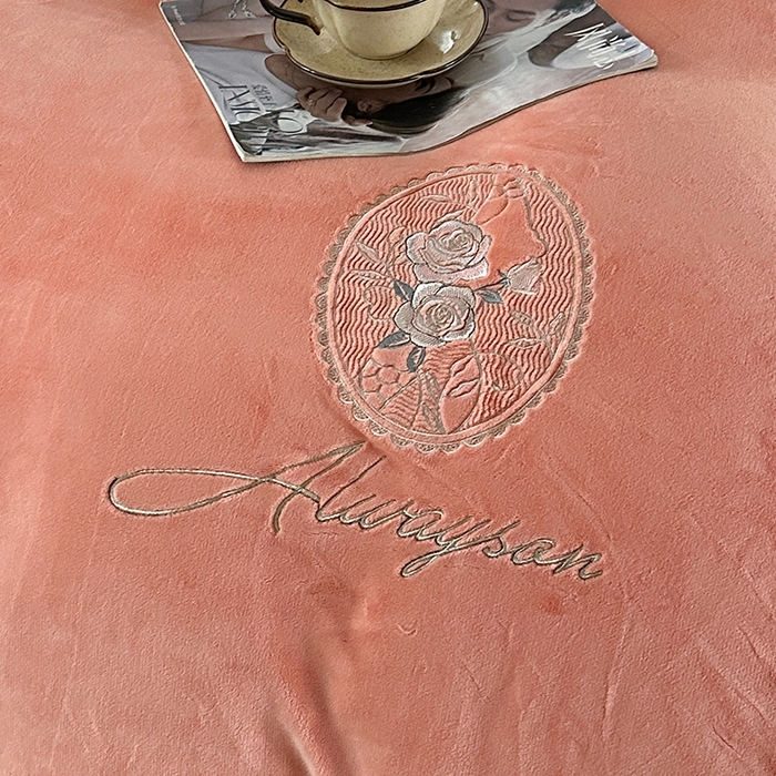 91家纺网 家纺一手货源 找家纺 梓之赫 2025新款全消光雕花绒牛奶绒刺绣四件套-香颂 香颂-橘色