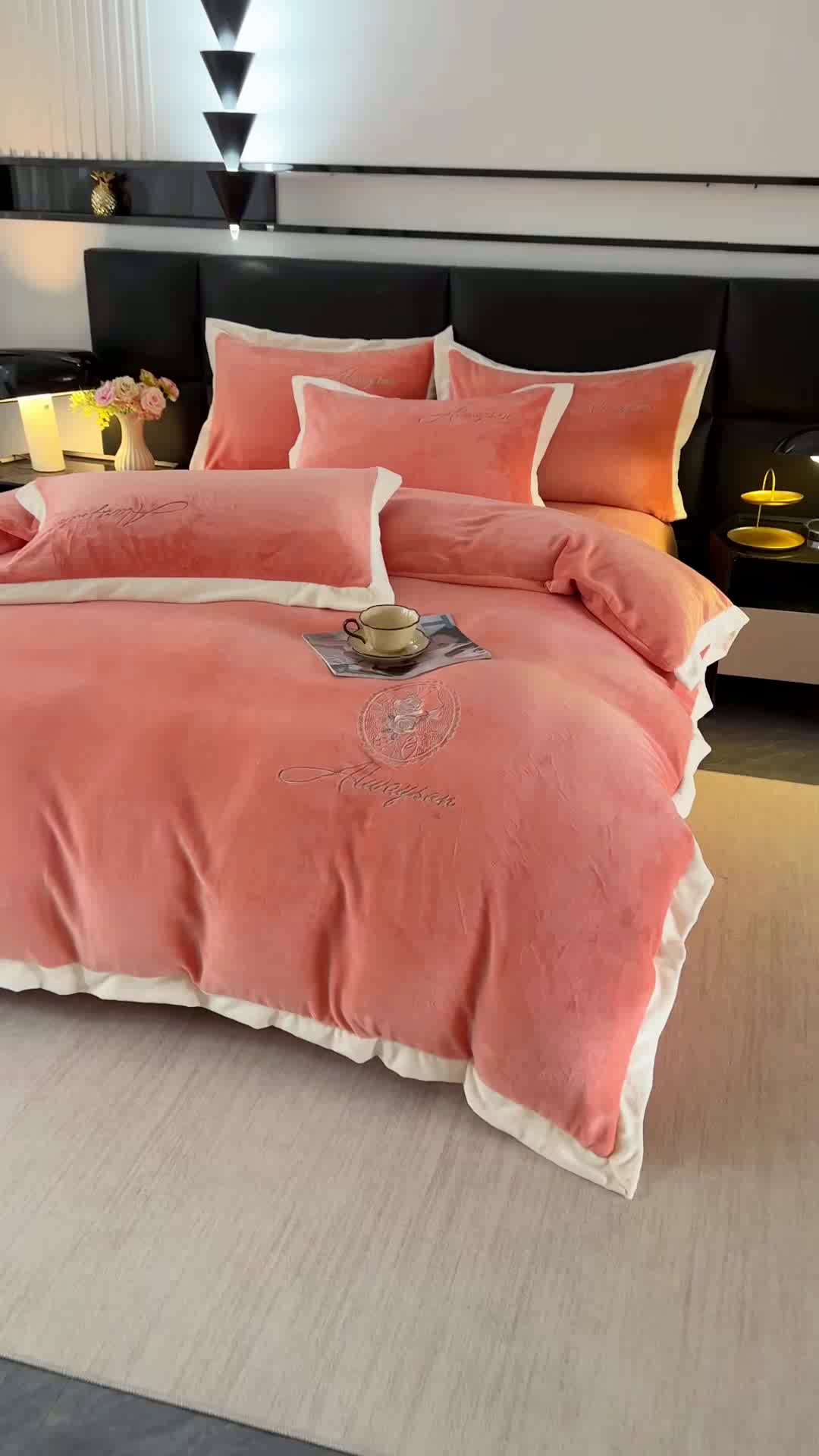 91家纺网 家纺一手货源 找家纺 梓之赫 2025新款全消光雕花绒牛奶绒刺绣四件套-香颂 香颂-橘色