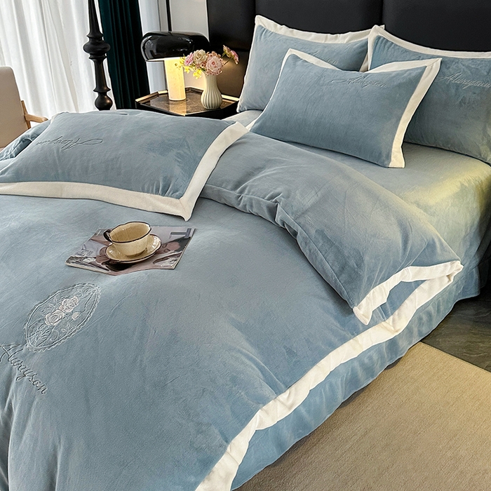 91家纺网 家纺一手货源 找家纺 梓之赫 2025新款全消光雕花绒牛奶绒刺绣四件套-香颂 香颂-蓝色