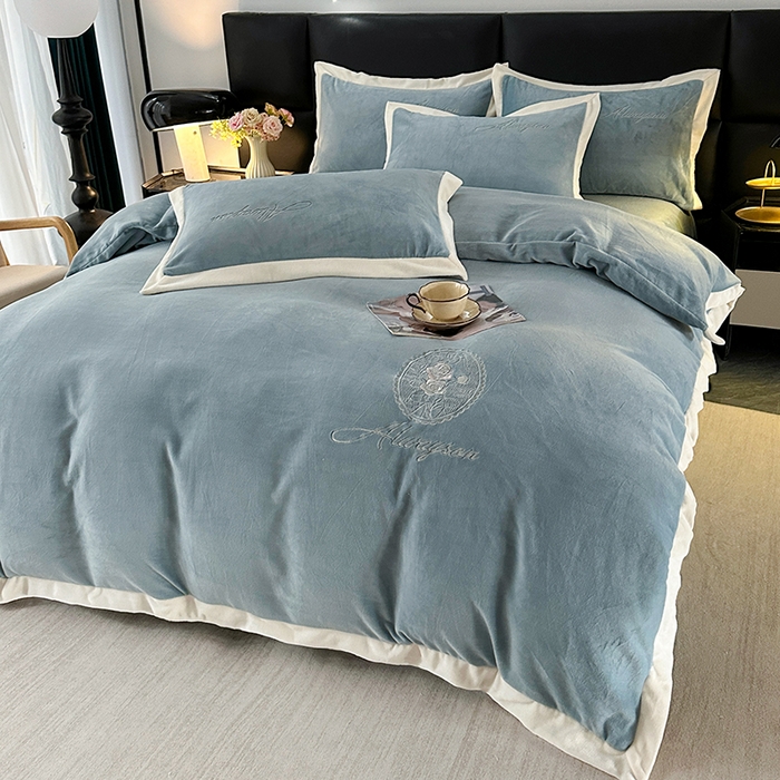 91家纺网 家纺一手货源 找家纺 梓之赫 2025新款全消光雕花绒牛奶绒刺绣四件套-香颂 香颂-蓝色