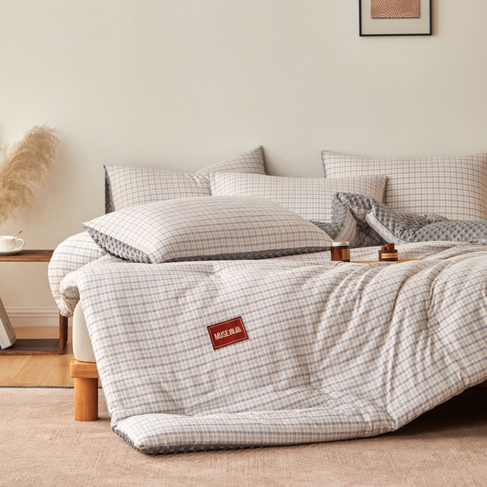 91家纺网 家纺一手货源 找家纺 （总）玛德琳 2025新款美拉德条格抗菌豆豆绒抗菌被被子被芯