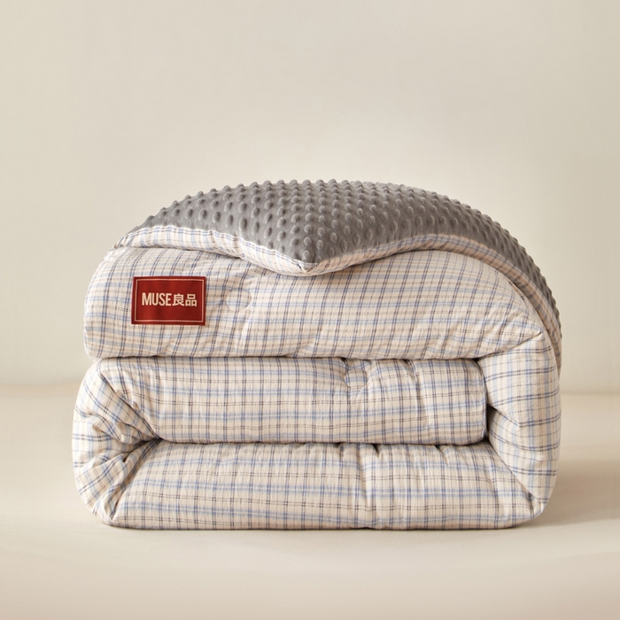 91家纺网 家纺一手货源 找家纺 玛德琳 2025新款美拉德条格抗菌豆豆绒抗菌被被子被芯 美拉德-灰