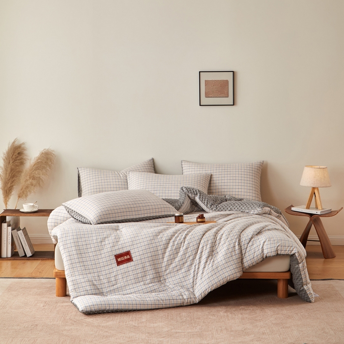 91家纺网 家纺一手货源 找家纺 玛德琳 2025新款美拉德条格抗菌豆豆绒抗菌被被子被芯 美拉德-灰