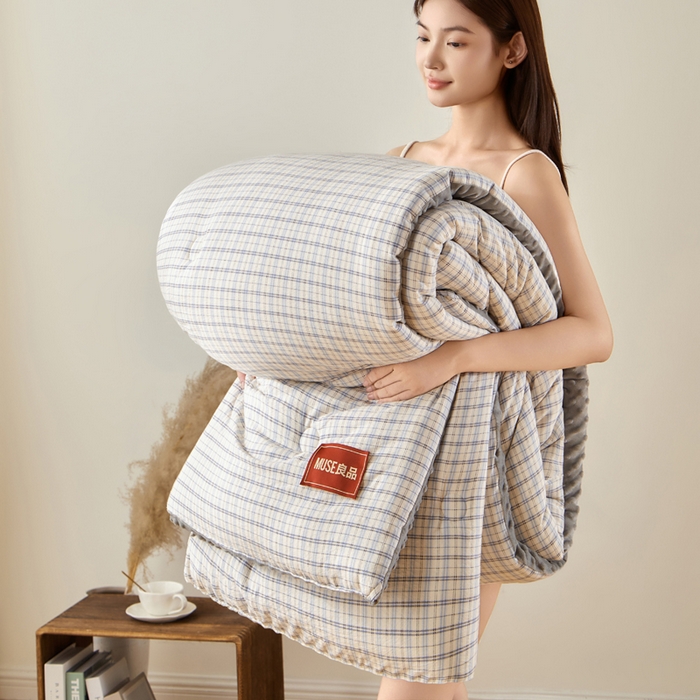 91家纺网 家纺一手货源 找家纺 玛德琳 2025新款美拉德条格抗菌豆豆绒抗菌被被子被芯 美拉德-灰