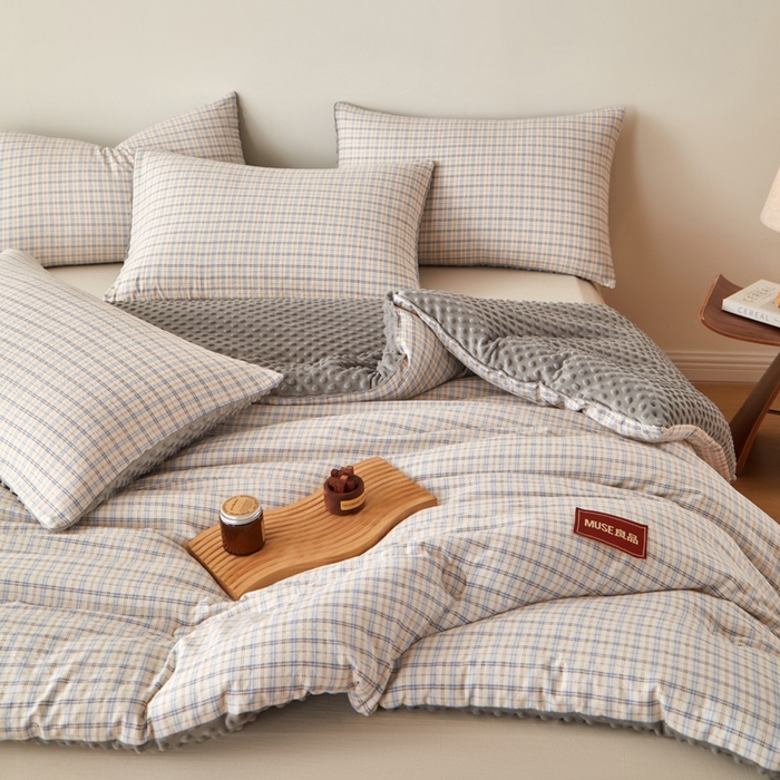 91家纺网 家纺一手货源 找家纺 玛德琳 2025新款美拉德条格抗菌豆豆绒抗菌被被子被芯 美拉德-灰
