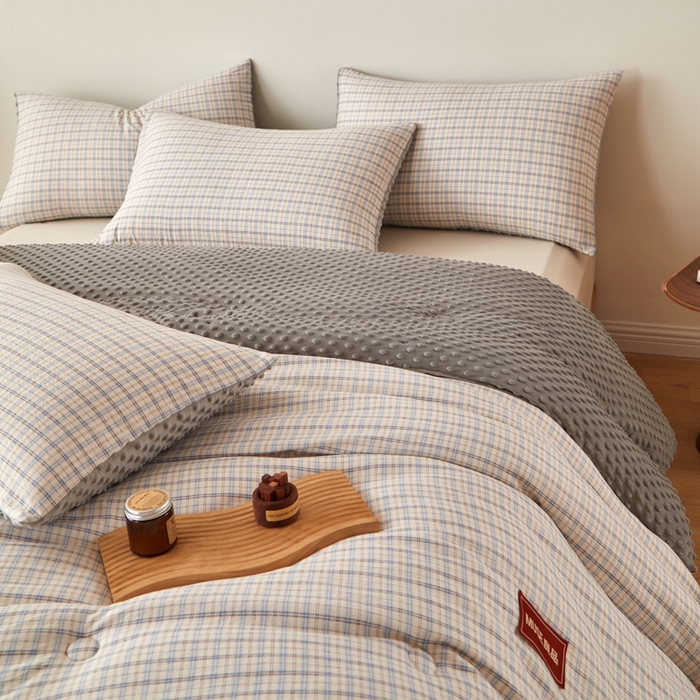 91家纺网 家纺一手货源 找家纺 玛德琳 2025新款美拉德条格抗菌豆豆绒抗菌被被子被芯 美拉德-灰