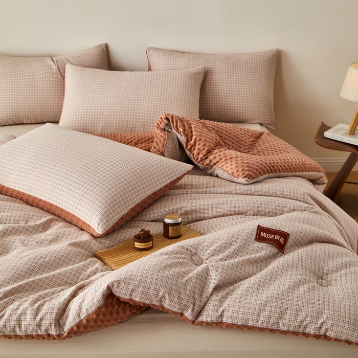 91家纺网 家纺一手货源 找家纺 玛德琳 2025新款美拉德条格抗菌豆豆绒抗菌被被子被芯 美拉德-藕粉色