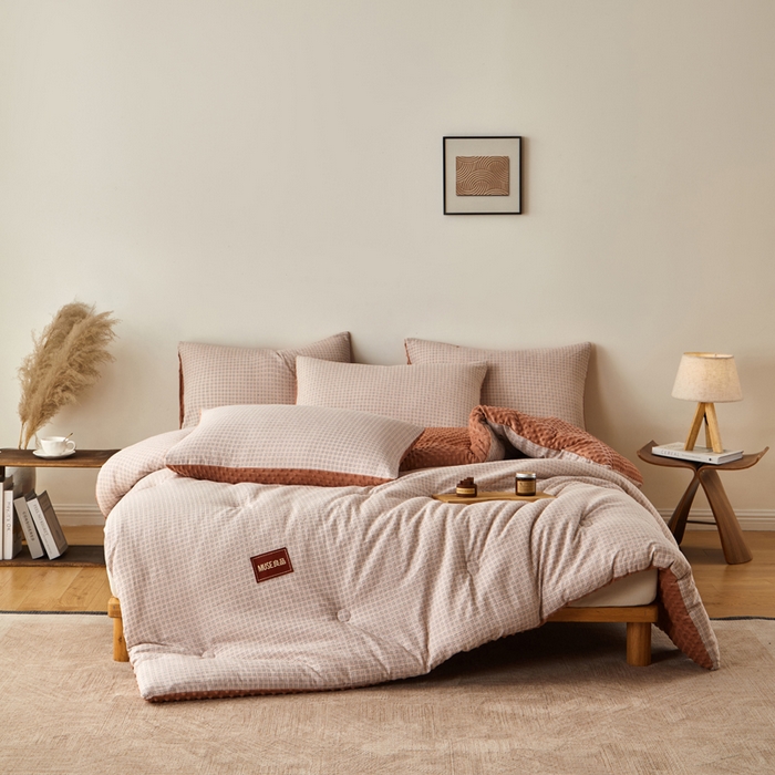 91家纺网 家纺一手货源 找家纺 玛德琳 2025新款美拉德条格抗菌豆豆绒抗菌被被子被芯 美拉德-藕粉色
