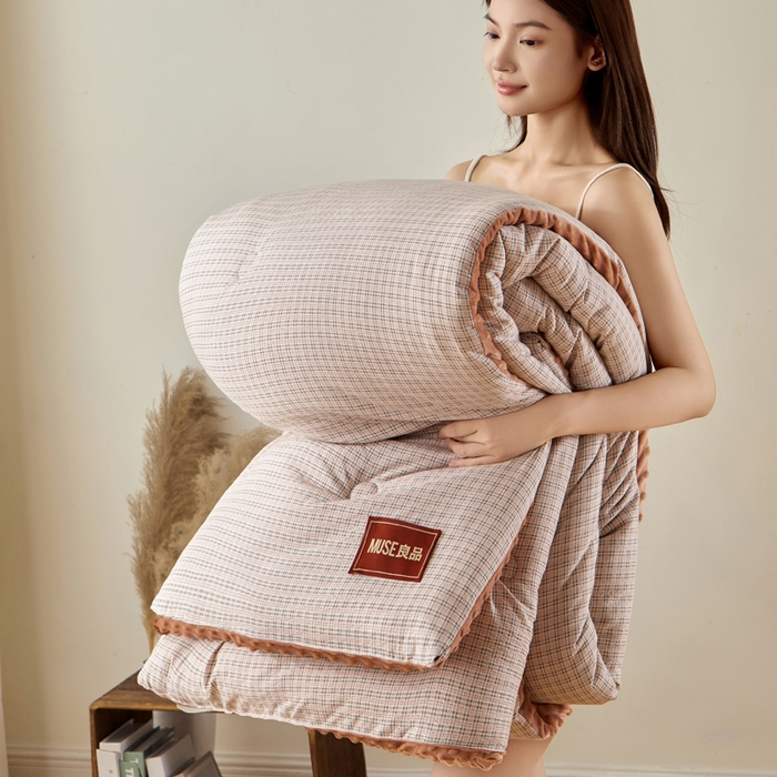 91家纺网 家纺一手货源 找家纺 玛德琳 2025新款美拉德条格抗菌豆豆绒抗菌被被子被芯 美拉德-藕粉色