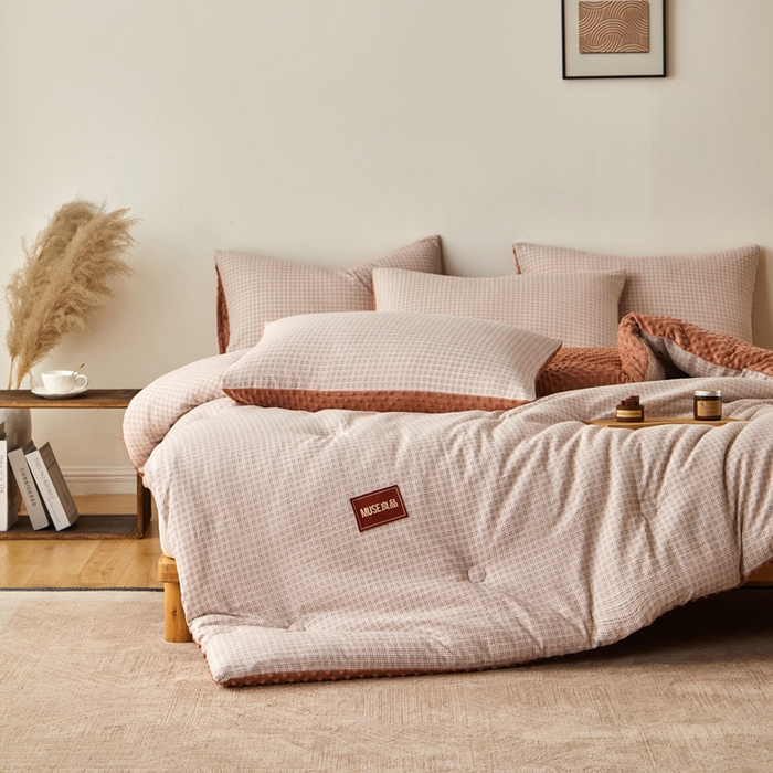 91家纺网 家纺一手货源 找家纺 玛德琳 2025新款美拉德条格抗菌豆豆绒抗菌被被子被芯 美拉德-藕粉色
