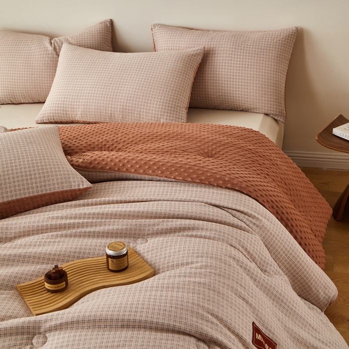 91家纺网 家纺一手货源 找家纺 玛德琳 2025新款美拉德条格抗菌豆豆绒抗菌被被子被芯 美拉德-藕粉色