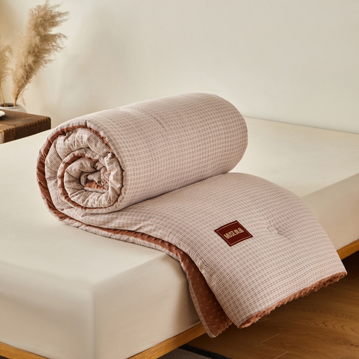 91家纺网 家纺一手货源 找家纺 玛德琳 2025新款美拉德条格抗菌豆豆绒抗菌被被子被芯 美拉德-藕粉色