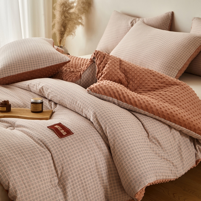 91家纺网 家纺一手货源 找家纺 玛德琳 2025新款美拉德条格抗菌豆豆绒抗菌被被子被芯 美拉德-藕粉色