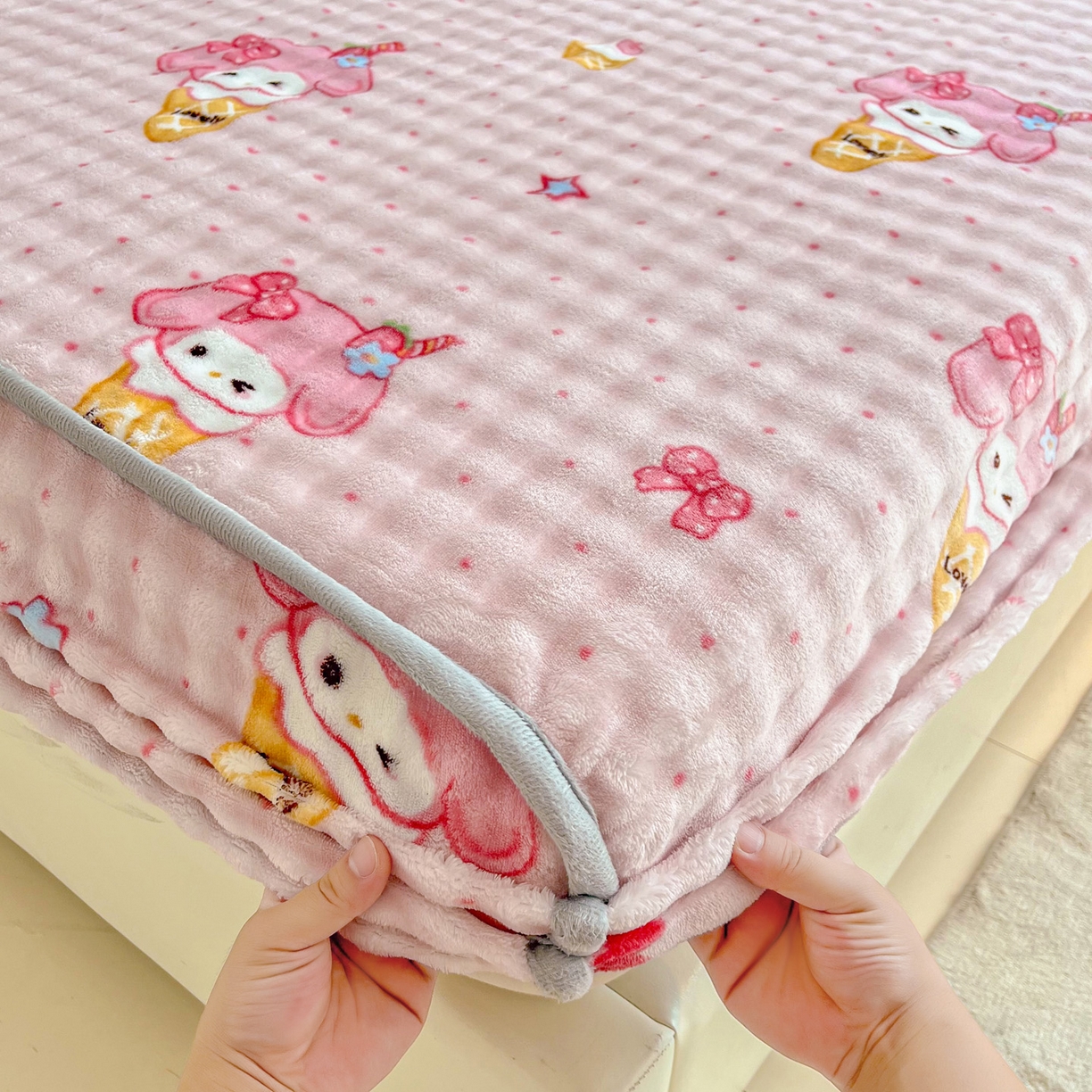 91家纺网 家纺一手货源 找家纺 慕梵家居 2025新款泡泡绒床笠泡泡兔绒床罩外贸可以定做尺寸单品床笠单件床笠 甜筒女孩