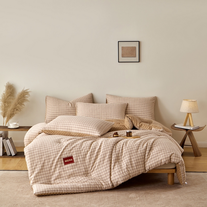 91家纺网 家纺一手货源 找家纺 玛德琳 2025新款美拉德条格抗菌豆豆绒抗菌被被子被芯 美拉德-浅咖