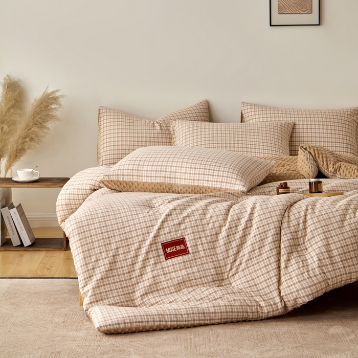 91家纺网 家纺一手货源 找家纺 玛德琳 2025新款美拉德条格抗菌豆豆绒抗菌被被子被芯 美拉德-浅咖