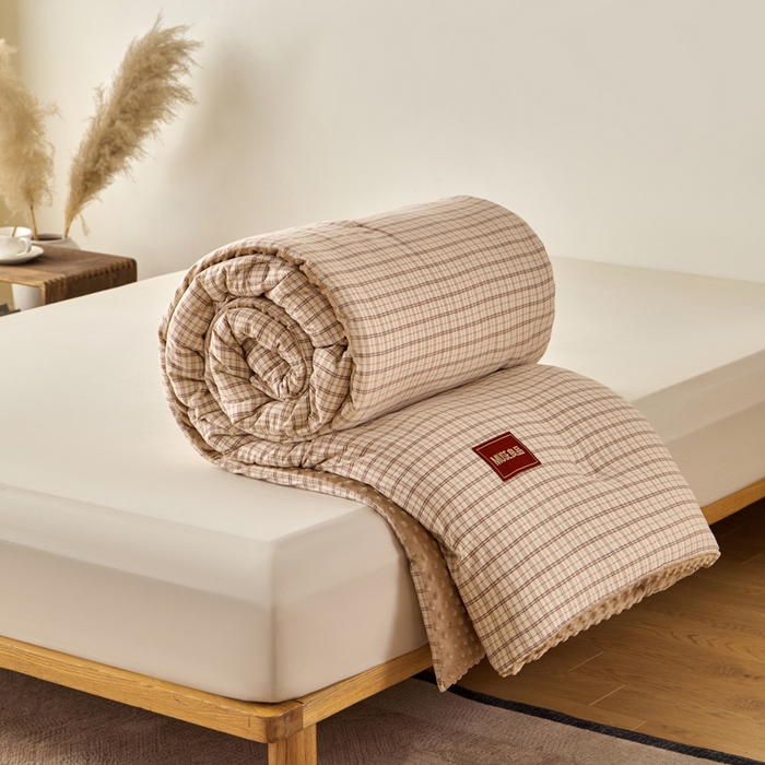 91家纺网 家纺一手货源 找家纺 玛德琳 2025新款美拉德条格抗菌豆豆绒抗菌被被子被芯 美拉德-浅咖