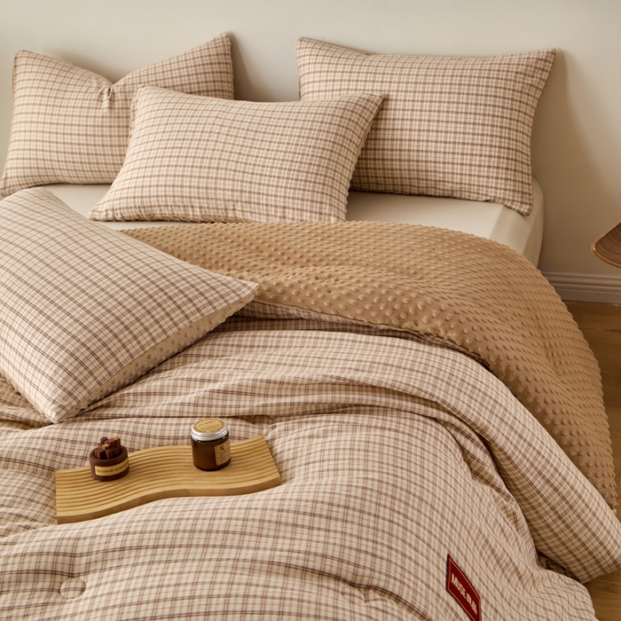 91家纺网 家纺一手货源 找家纺 玛德琳 2025新款美拉德条格抗菌豆豆绒抗菌被被子被芯 美拉德-浅咖