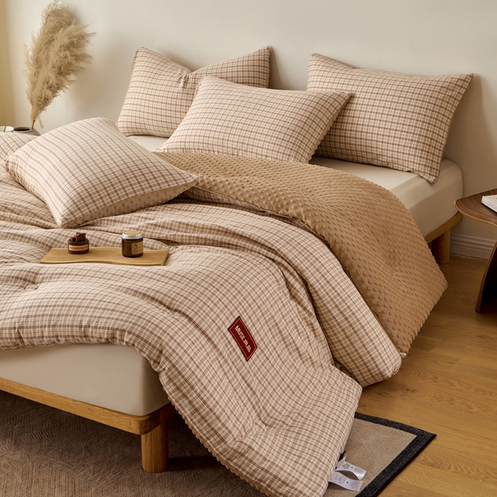91家纺网 家纺一手货源 找家纺 玛德琳 2025新款美拉德条格抗菌豆豆绒抗菌被被子被芯 美拉德-浅咖