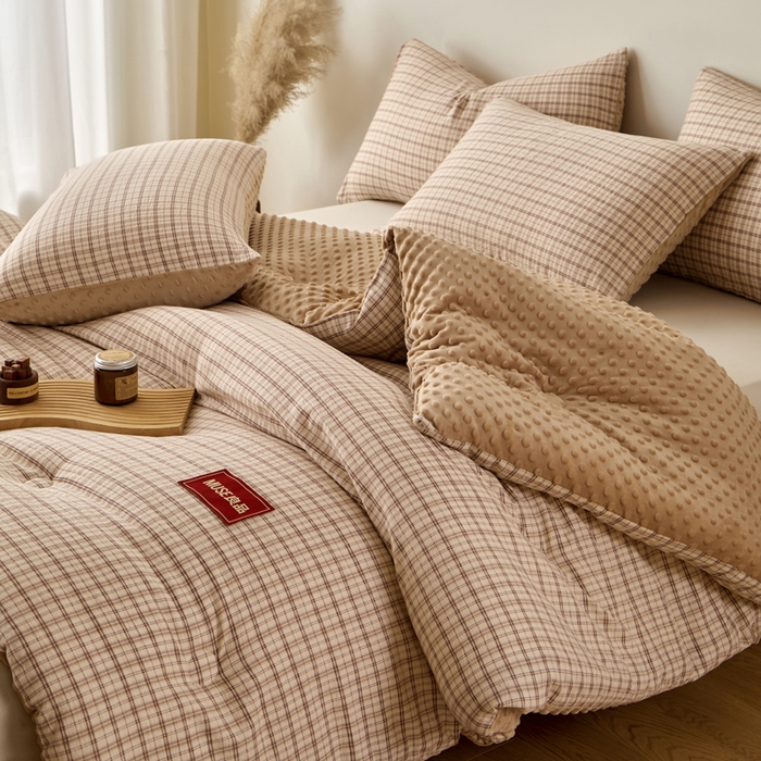 91家纺网 家纺一手货源 找家纺 玛德琳 2025新款美拉德条格抗菌豆豆绒抗菌被被子被芯 美拉德-浅咖