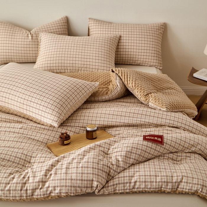 91家纺网 家纺一手货源 找家纺 玛德琳 2025新款美拉德条格抗菌豆豆绒抗菌被被子被芯 美拉德-浅咖