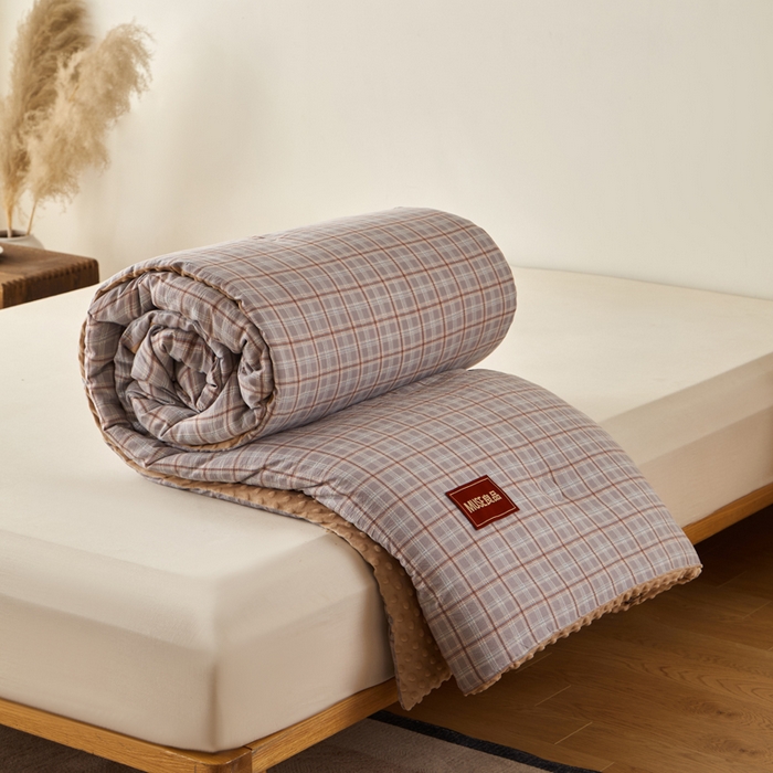 91家纺网 家纺一手货源 找家纺 玛德琳 2025新款美拉德条格抗菌豆豆绒抗菌被被子被芯 美拉德-棕咖
