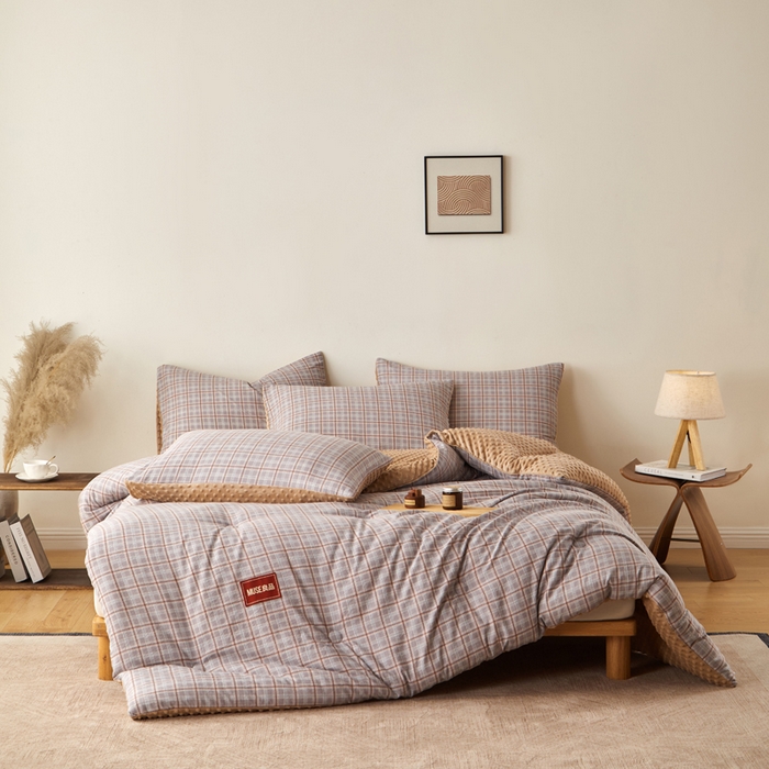 91家纺网 家纺一手货源 找家纺 玛德琳 2025新款美拉德条格抗菌豆豆绒抗菌被被子被芯 美拉德-棕咖