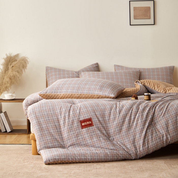 91家纺网 家纺一手货源 找家纺 玛德琳 2025新款美拉德条格抗菌豆豆绒抗菌被被子被芯 美拉德-棕咖