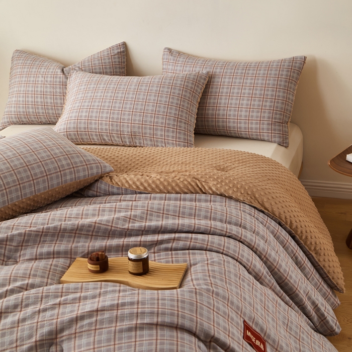 91家纺网 家纺一手货源 找家纺 玛德琳 2025新款美拉德条格抗菌豆豆绒抗菌被被子被芯 美拉德-棕咖