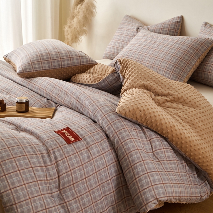 91家纺网 家纺一手货源 找家纺 玛德琳 2025新款美拉德条格抗菌豆豆绒抗菌被被子被芯 美拉德-棕咖