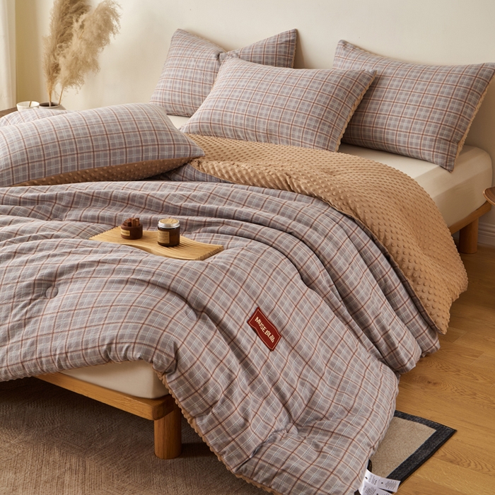 91家纺网 家纺一手货源 找家纺 玛德琳 2025新款美拉德条格抗菌豆豆绒抗菌被被子被芯 美拉德-棕咖