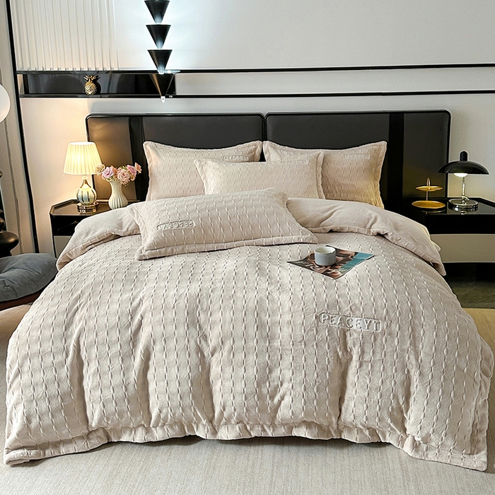 91家纺网 家纺一手货源 找家纺 梓之赫 2025新款全消光雕花绒牛奶绒刺绣四件套-甜梦 甜梦-奶白