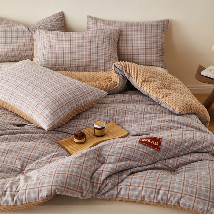 91家纺网 家纺一手货源 找家纺 玛德琳 2025新款美拉德条格抗菌豆豆绒抗菌被被子被芯 美拉德-棕咖