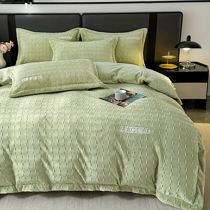 91家纺网 家纺一手货源 找家纺 梓之赫 2025新款全消光雕花绒牛奶绒刺绣四件套-甜梦 甜梦-豆绿