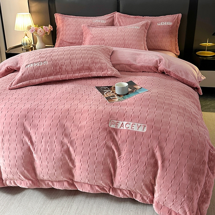 91家纺网 家纺一手货源 找家纺 梓之赫 2025新款全消光雕花绒牛奶绒刺绣四件套-甜梦 甜梦-豆沙