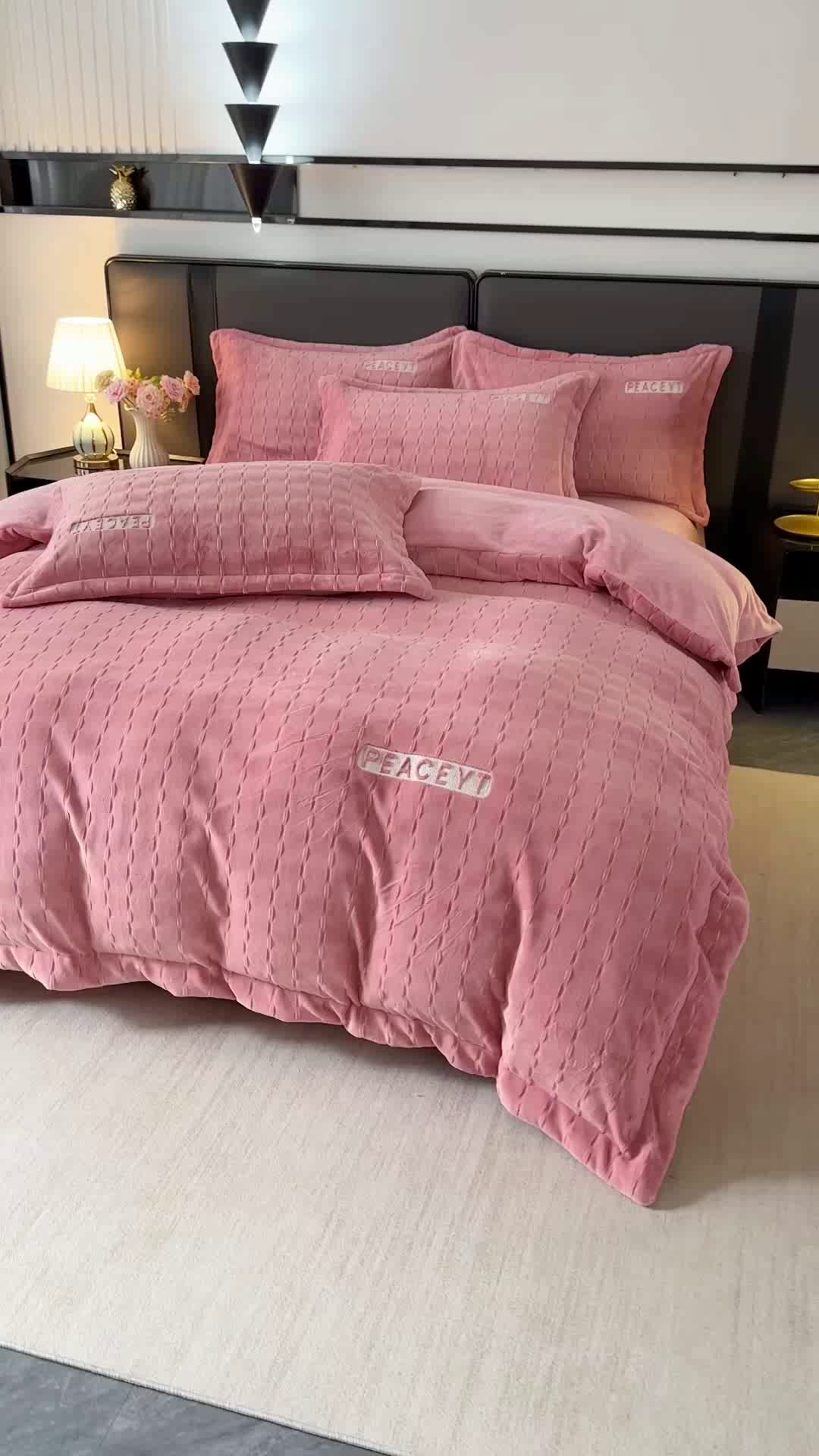 91家纺网 家纺一手货源 找家纺 梓之赫 2025新款全消光雕花绒牛奶绒刺绣四件套-甜梦 甜梦-豆沙