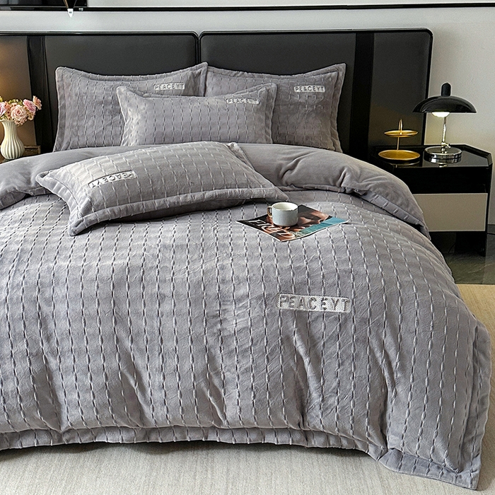 91家纺网 家纺一手货源 找家纺 梓之赫 2025新款全消光雕花绒牛奶绒刺绣四件套-甜梦 甜梦-灰色