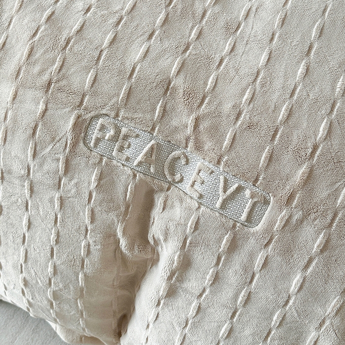 91家纺网 家纺一手货源 找家纺 梓之赫 2025新款全消光雕花绒牛奶绒刺绣四件套-甜梦 甜梦-奶白